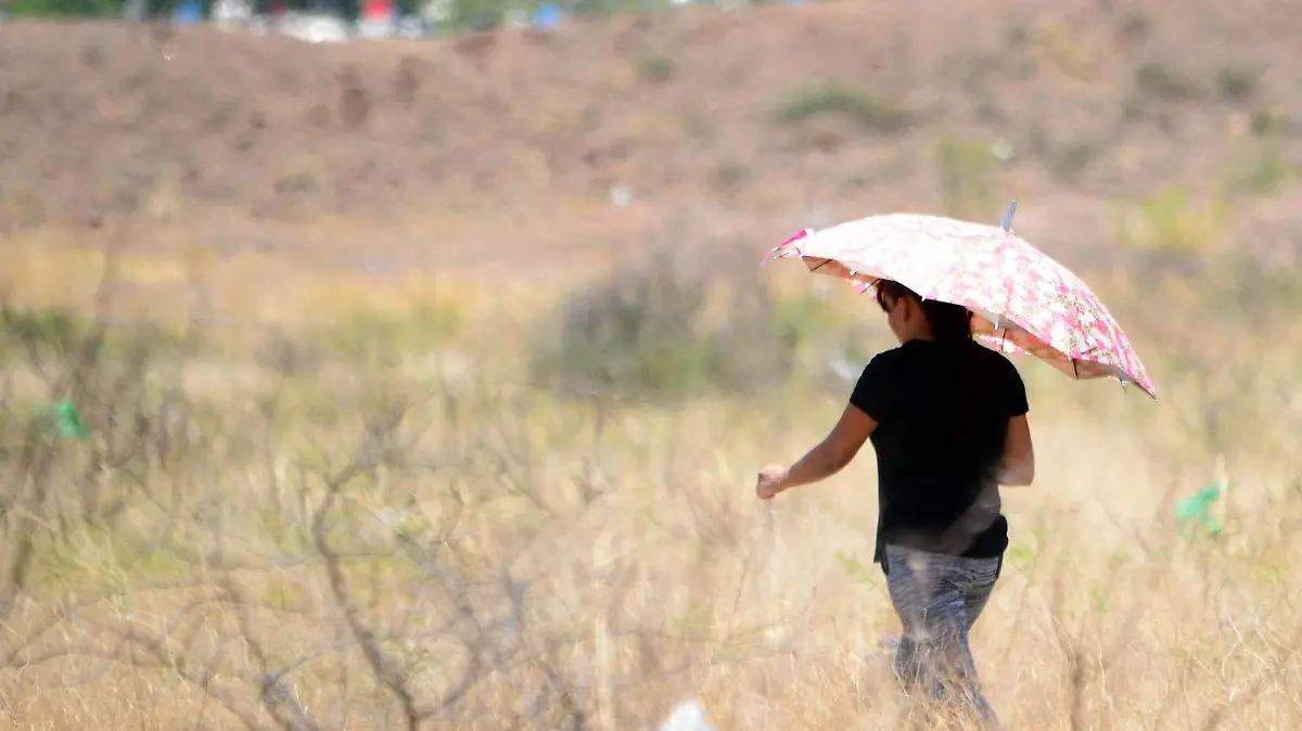 mujeres transitan por terrenos valdios en punta oriente  (1)